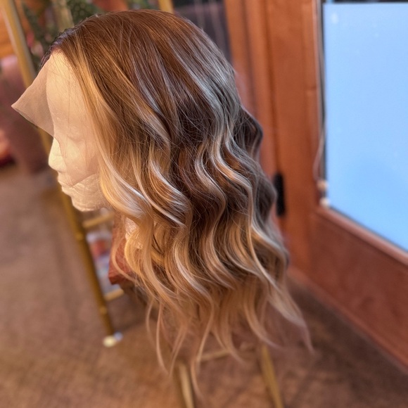 NWT Chelsey Smith Cosmetics Kyla Bronde Petite Wig SO PRETTY!!! - Picture 1 of 6